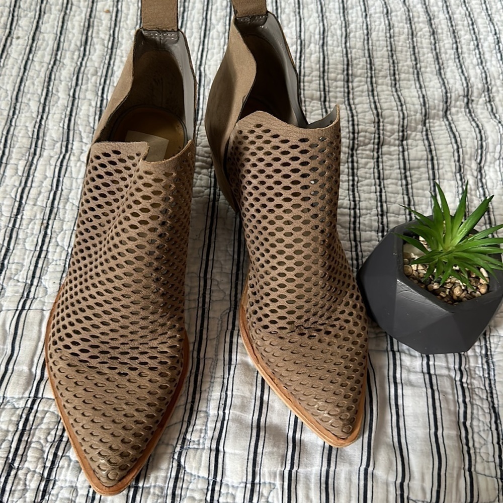 👡❤️Dolce Vita Sher Perforated Bootie size 8.5